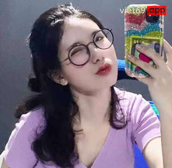 Ảnh 9 của Chịch em gái xinh đeo kính vú to có cái lồn dâm đãng