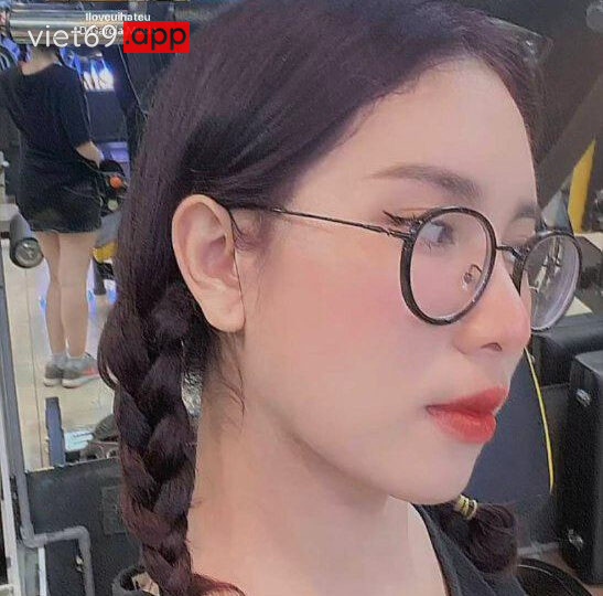 Ảnh 8 của Chịch em gái xinh đeo kính vú to có cái lồn dâm đãng