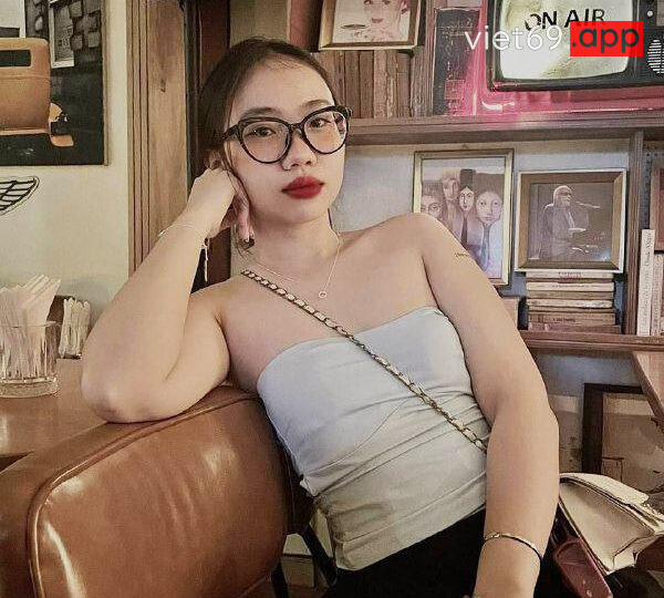 Ảnh 12 của Chịch em kính cận dâm đãng bú cu điêu luyện (Full Clip + Pic)
