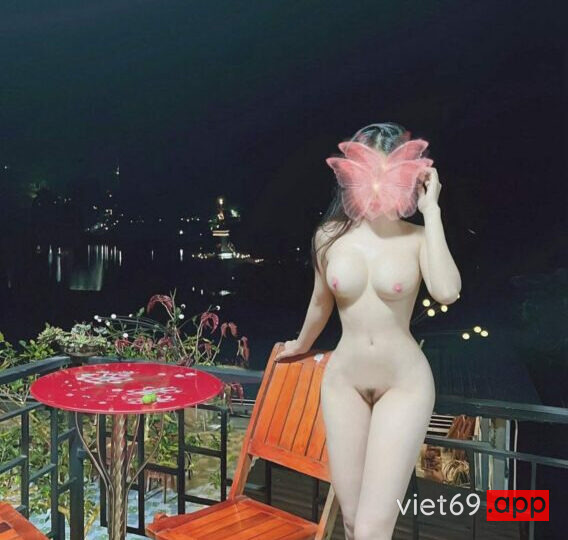 Ảnh 8 của Clip sex Couple Bé Thỏ doggy public với chồng ở Homestay khi đi du lịch biển (Full Clip + Pic)