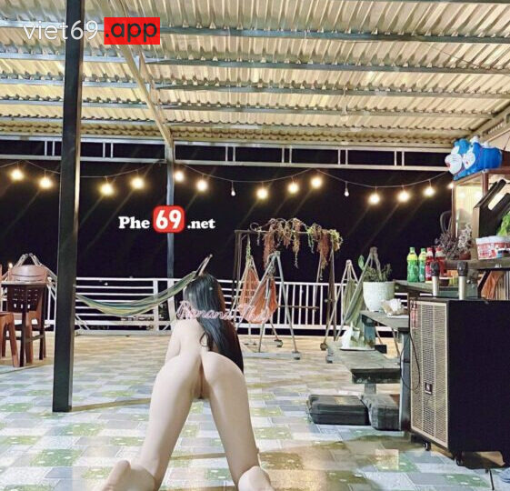 Ảnh 5 của Clip sex Couple Bé Thỏ doggy public với chồng ở Homestay khi đi du lịch biển (Full Clip + Pic)