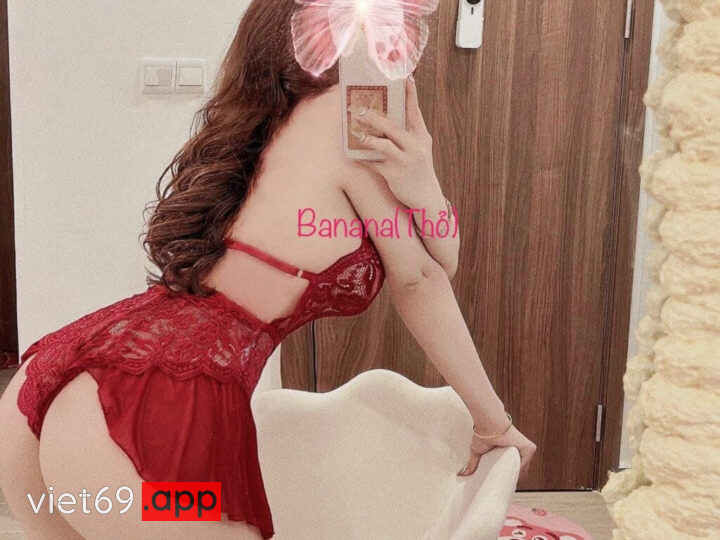 Ảnh 1 của Clip sex Couple Bé Thỏ threesome mặc lọt khe đỏ chịch không bao bắn trong ngập bướm
