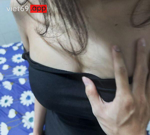 Ảnh 3 của Clip sex Em đeo kính váy xanh xinh dâm dáng ngon cực Hot (Full Clip + Pic) – Phần 2
