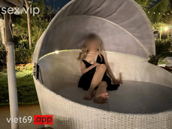 Ảnh 11 của Clip sex việt Lucypham204 địt public với bạn trai từ trong phòng ra tới ngoài sân vườn khu Resort (Phần 2)