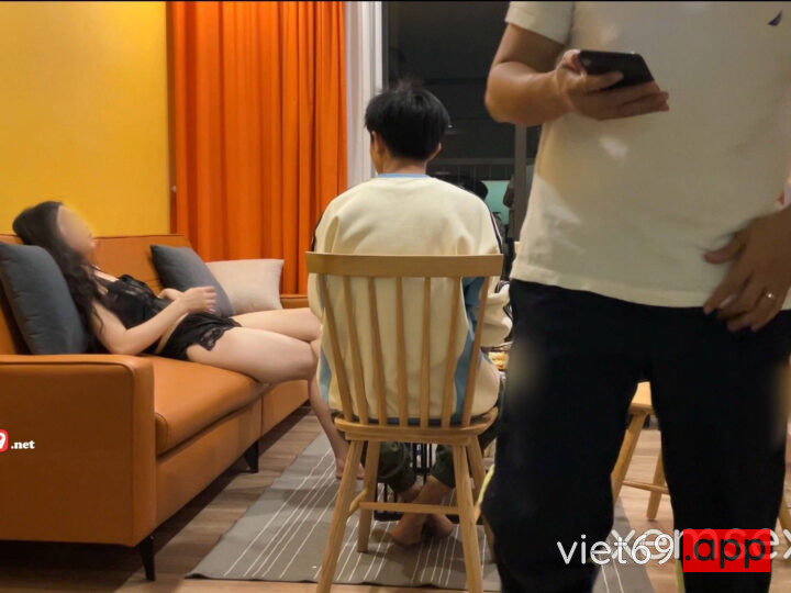 Ảnh 23 của Clip sex vkcklananh9496 chồng rủ bạn đến chơi nhà some vợ địt tập thể đụ không bao xuất tinh ngập lồn (Full Clip + Pic)