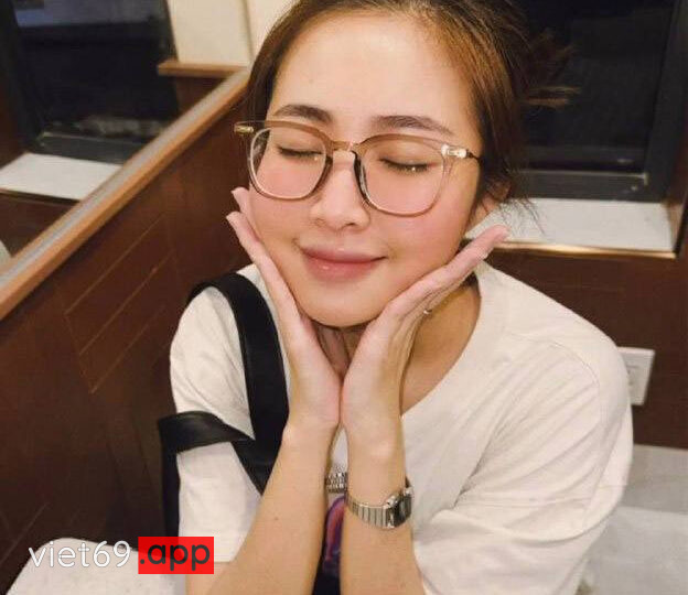 Ảnh 1 của Cởi áo chịch em khi em đang nghe điện thoại