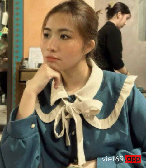 Ảnh 2 của Cởi áo chịch em khi em đang nghe điện thoại