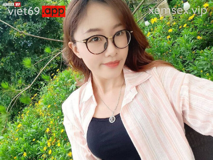 Ảnh 1 của Địt em đeo kính khẩu dâm Em sướng anh ơi em ra mất