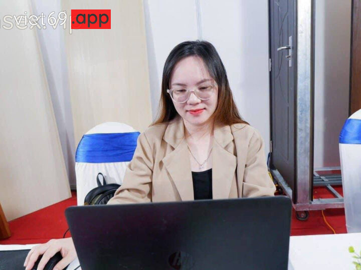 Ảnh 7 của Đụ em nhân viên văn phòng đeo kính sướng rên rỉ rồi gạ em xuất trong (Full Clip + Pic)