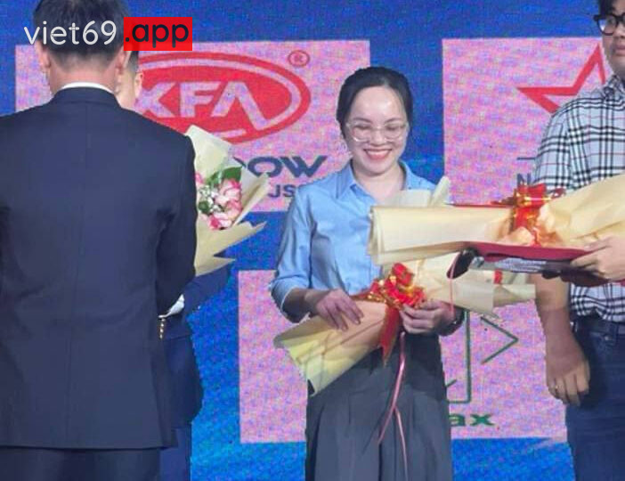 Ảnh 5 của Đụ em nhân viên văn phòng đeo kính sướng rên rỉ rồi gạ em xuất trong (Full Clip + Pic)