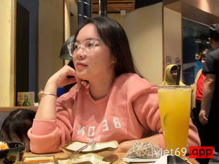 Ảnh 3 của Đụ em nhân viên văn phòng đeo kính sướng rên rỉ rồi gạ em xuất trong (Full Clip + Pic)