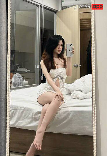 Ảnh 3 của Đụ sướng em gái vú to chân dài xăm số la mã trên ngực