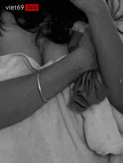 Ảnh 2 của Em gái sinh viên đeo kính lộ clip sex địt 2 lỗ với bạn trai