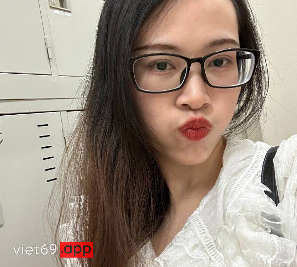 Ảnh 17 của Lộ clip sex đụ em người yêu đeo kính có cái lồn dâm cực múp (Full Clip + Pic)