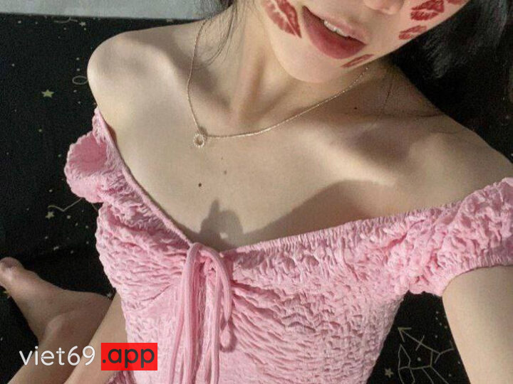 Ảnh 2 của Lộ clip sex em Tiktoker váy hồng địt với người yêu nước nôi lênh láng