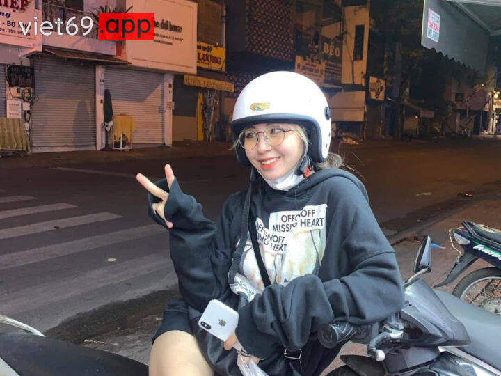 Ảnh 20 của Lộ clip sex Hot IG Nguyễn Uyên Trang 40k follow (Full Clip + Pic)
