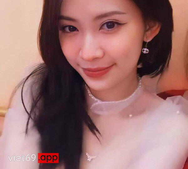 Ảnh 2 của Lộ clip sex Nguyễn Vy cu găm bi như thế này em đụ mới sướng