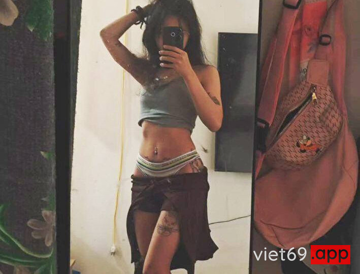 Ảnh 1 của Vén váy em lên mà đụ không kịp cởi quần
