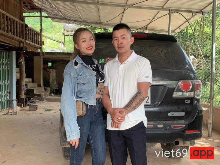 Ảnh 1 của Vợ dâm nứng lồn cưỡi ngựa đang sướng thì con trai vào phòng