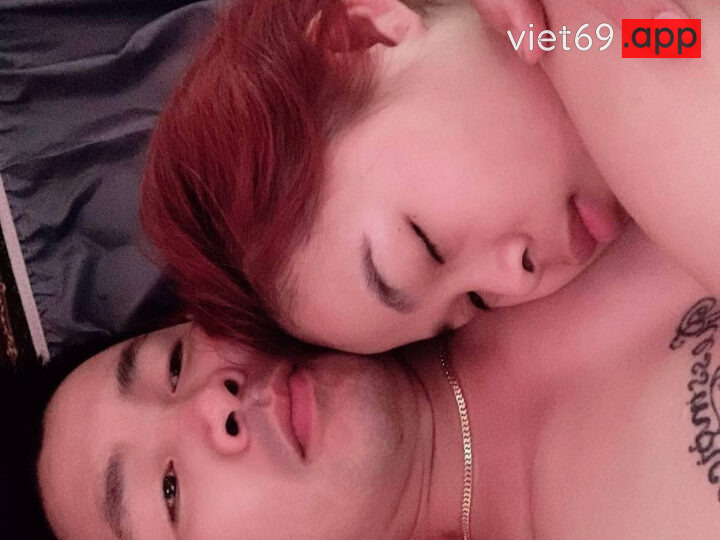 Ảnh 2 của Vợ dâm nứng lồn cưỡi ngựa đang sướng thì con trai vào phòng