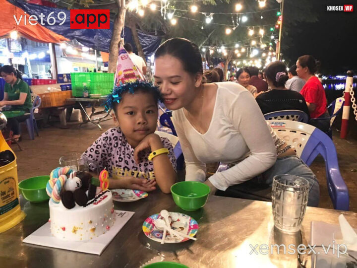 Ảnh 7 của Vợ dâm quá chồng rủ bạn về chơi some con vợ rên la cực nứng